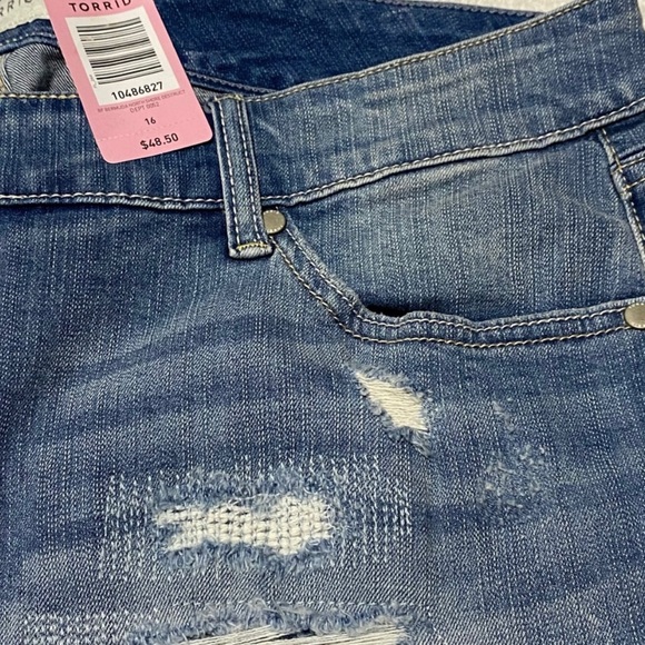 ABSOLUTELY NEW . Torrid Boyfriend Distress. - Picture 6 of 8